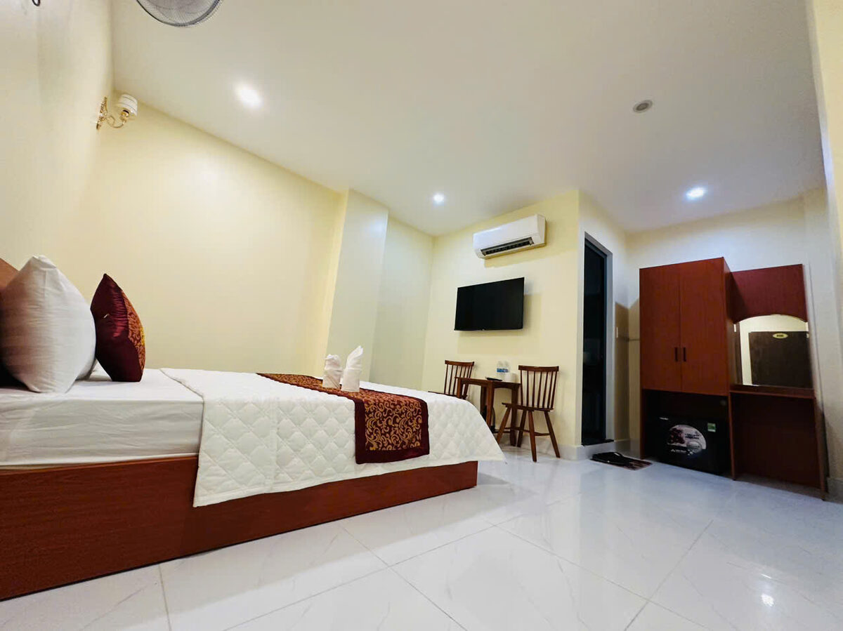 Phòng Deluxe city view giường King tại Khách sạn Minh Thịnh