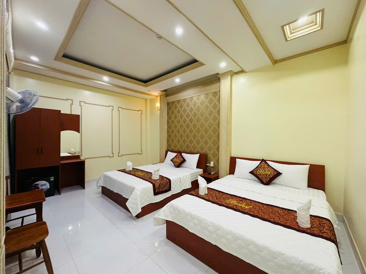 Phòng VIP gia đình Khách sạn Minh Thịnh với 2 giường đôi lớn
